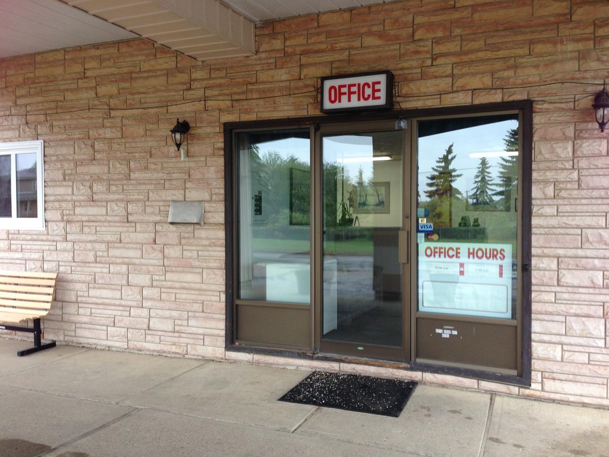 Plains Motor Inn Stettler Экстерьер фото