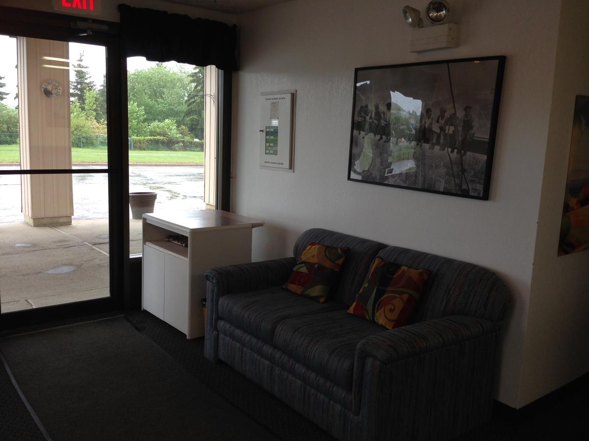 Plains Motor Inn Stettler Экстерьер фото