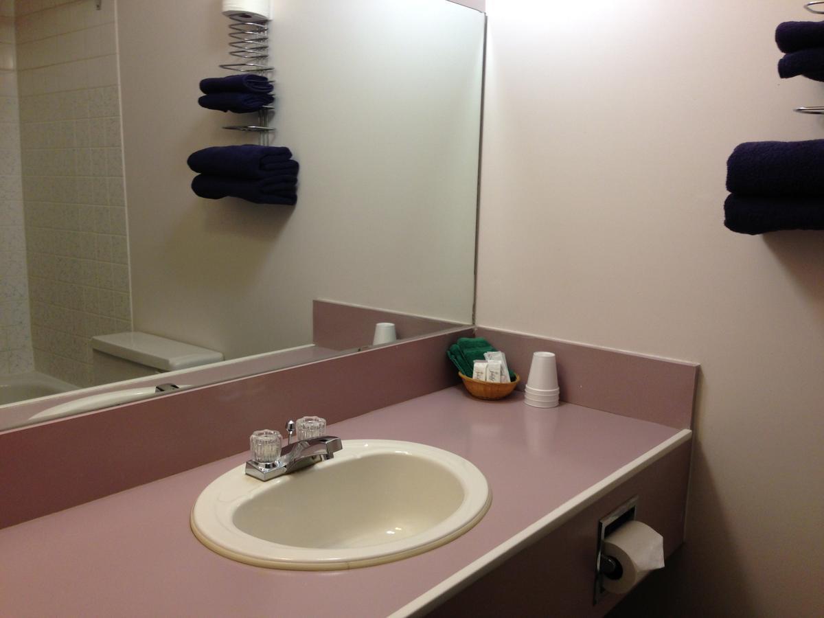 Plains Motor Inn Stettler Экстерьер фото