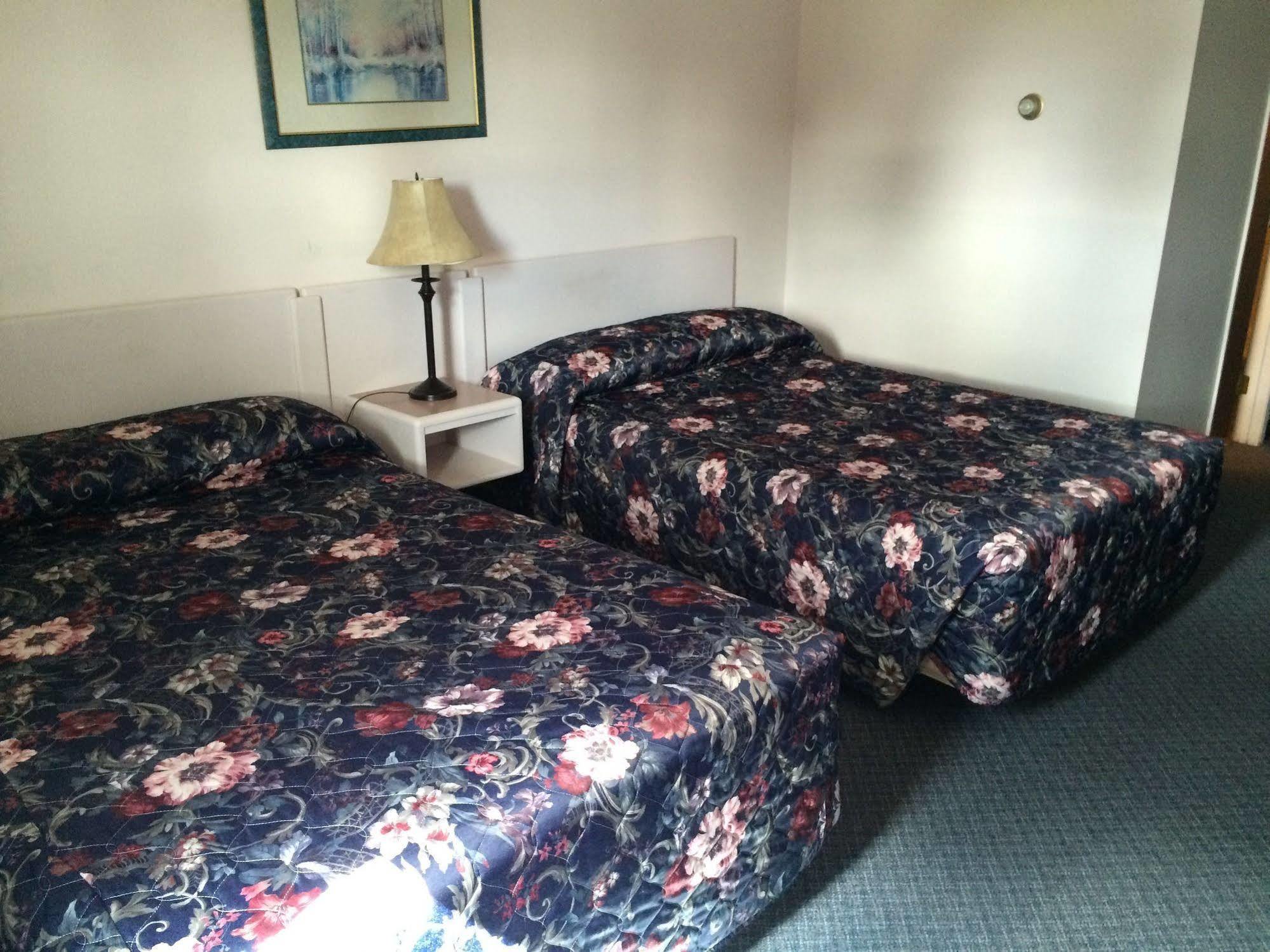 Plains Motor Inn Stettler Экстерьер фото